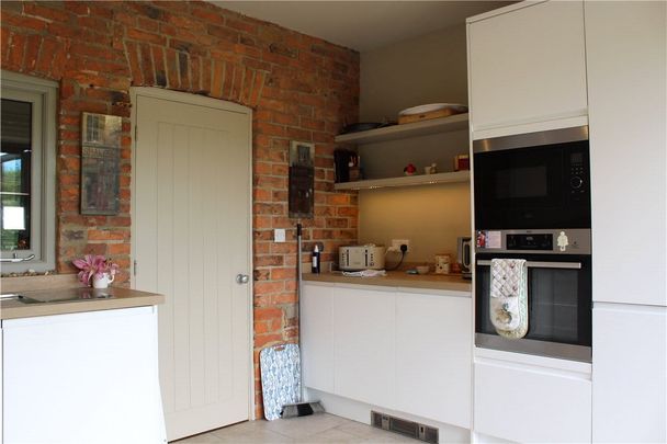 Available early December, 1 The Cottages is a welcoming two bedroomed, end of terrace character cottage situated in the highly sought-after village of Kirk Hammerton whilst only a short distance away from an excellent selection of amenities and attractions. - Photo 1