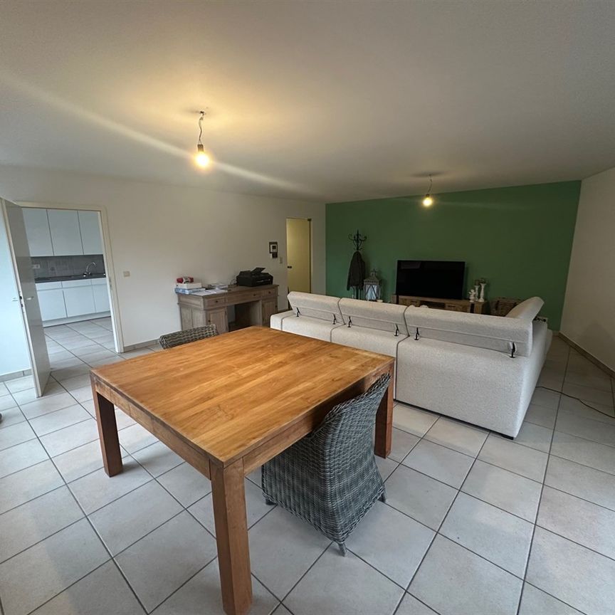 Strategisch gelegen en zeer ruim appartement met 2 slaapkamers - Photo 1