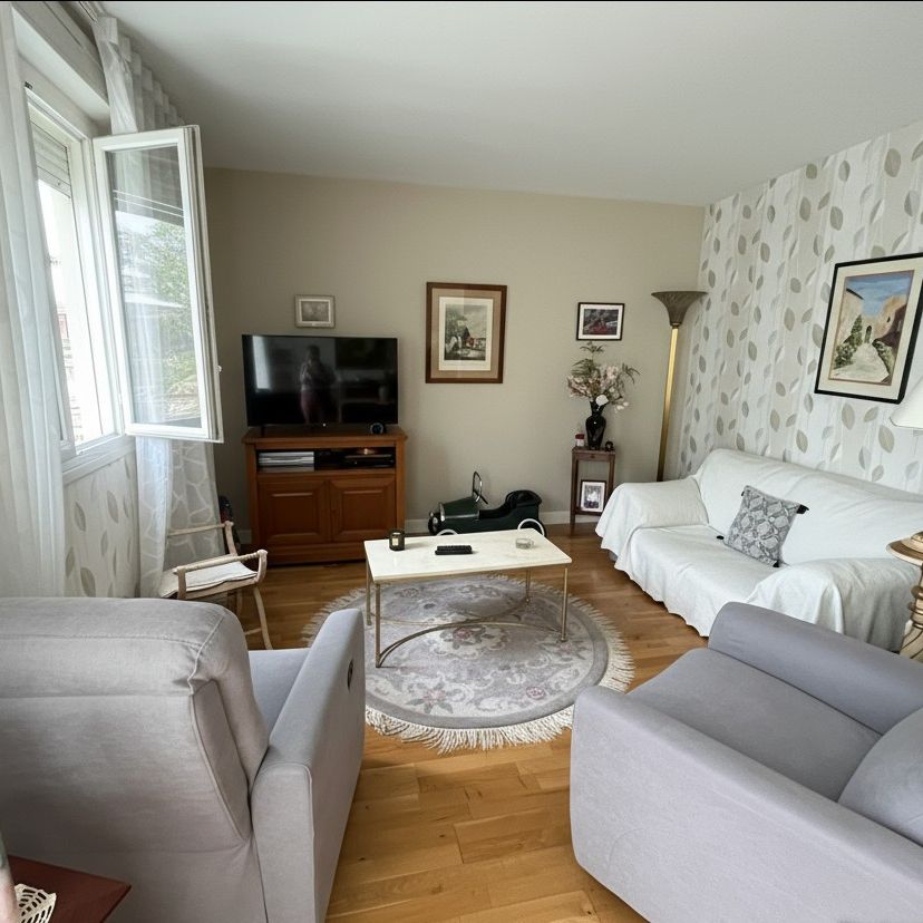 Grand T3 - Centre de Fougères - 3ème étage - Parking & cave- Réf. 2528CV - Photo 1