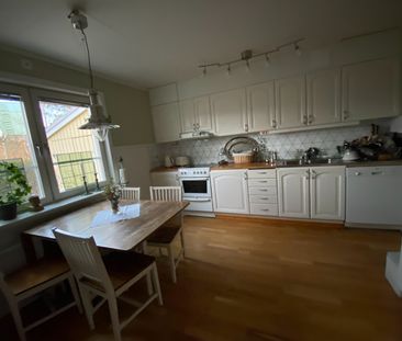 Trivsamt parhus i lugnt område nära kommunikationer. - Photo 3