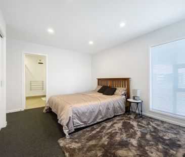 Welcome to 98a Woodman Drive in Tawa. - Photo 5