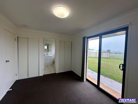 Modern Fully Fenced 4 bedroom Home - Photo 4