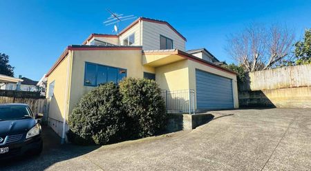 Newly Renovated Family Home in Prime Pakuranga Location” - Photo 4