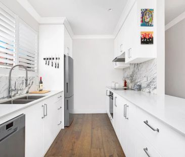 Stylishly Renovated Two Bedroom Coastal Retreat - Photo 3