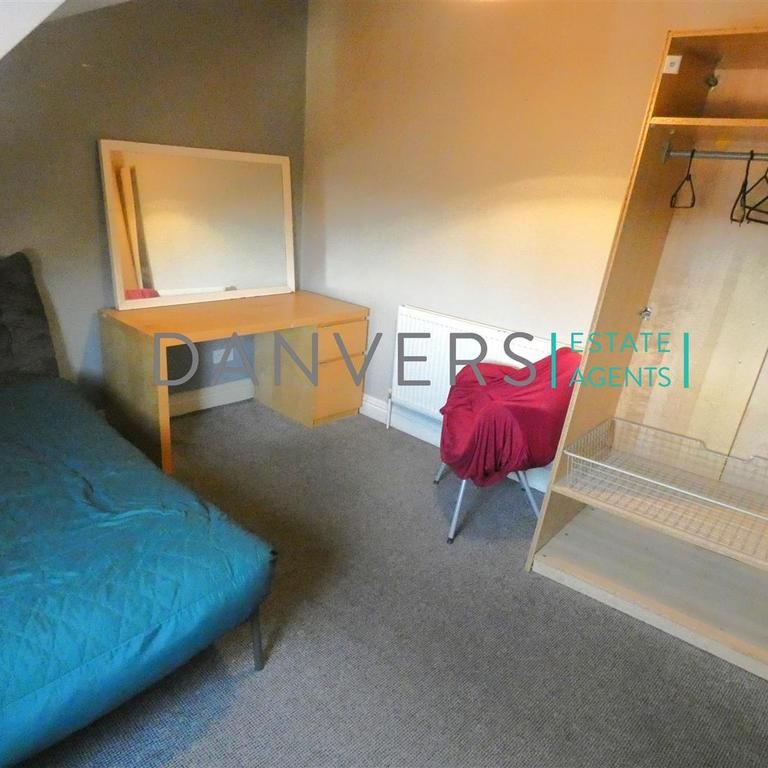 5 bedroom end of terrace house to rent - Photo 1