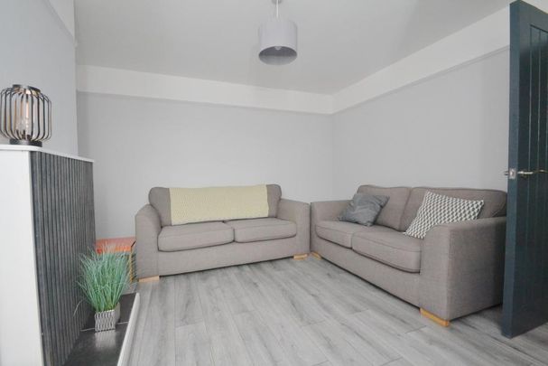 4 bedroom flat to rent - Photo 1