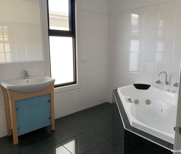 Perfectly located in Ascot Vale - Photo 6