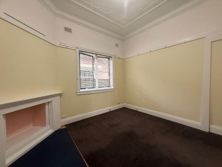 Beautiful 3-Bedroom Home in Prime Ashfield Location - Photo 3