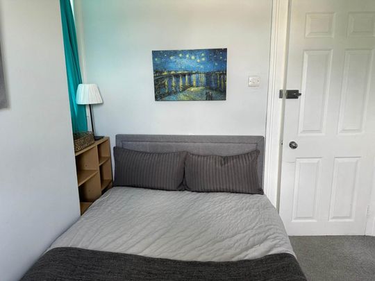 Room 3: Flat 4, 30 Stoke Road, Guildford, GU1 4HR - Photo 1