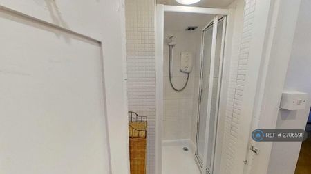 1 bedroom in a flat share to rent - Photo 4