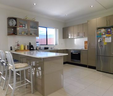 Bright Spacious Four (4) Bedrooms Duplex - Peakhurst - Photo 4