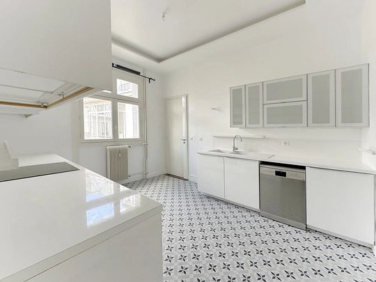 PARIS VIIIe – RUE LA BOÉTIE – À LOUER VIDE 5E ETAGE SUPERBE 7 PIÈCES 4 CHAMBRES 224M2 – LARGE BALCON - Photo 1