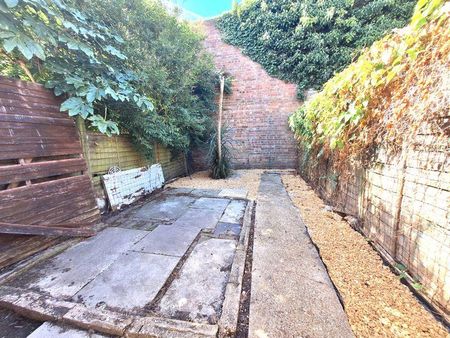 2 bedroom terraced house to rent - Photo 2