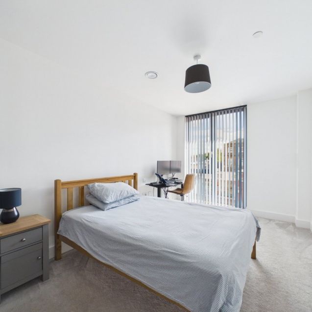Kempton House, London Square, 122 High Street,TW18 - Photo 1
