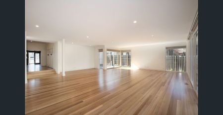 Elegant Family Home with Style and Luxury - Photo 2