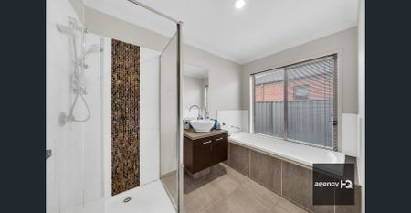 Stunning Family Home in Tarneit VIC! - Photo 2