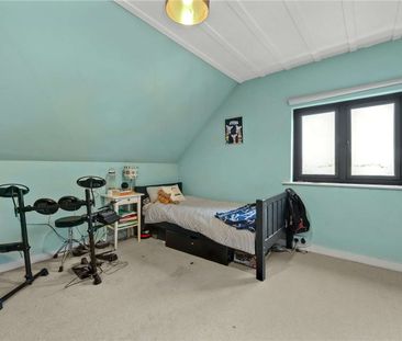 Understood to date from 1905, West End House has been in the same f... - Photo 1