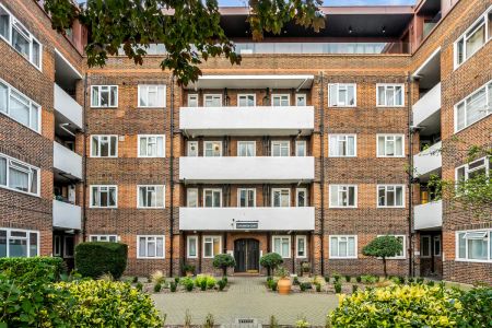 2 bedroom flat in Brewster Gardens - Photo 2