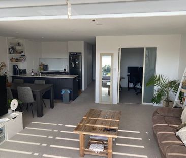 Spacious sunny top floor apartment. - Photo 4