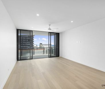 Two bedroom beachside apartment in the heart of Palm Beach! - Photo 1