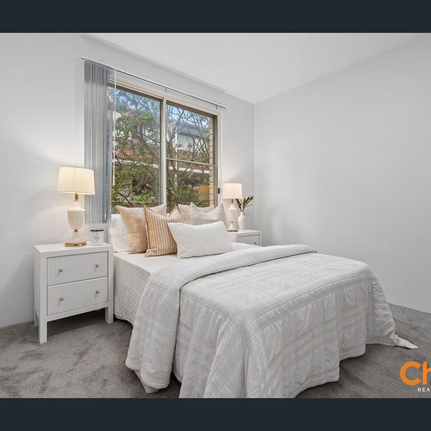 Renovated Full Brick 2 bedroom unit | Walk to Dundas Light rail station, schools and shops!! - Photo 1