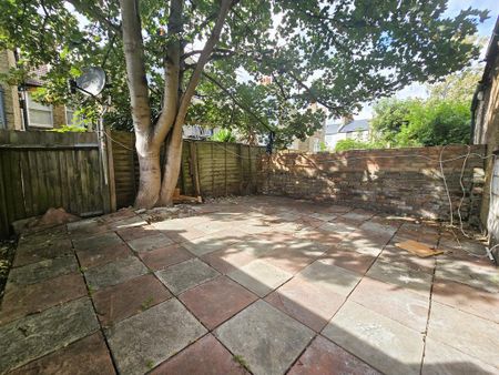 3 bedroom flat to rent - Photo 4