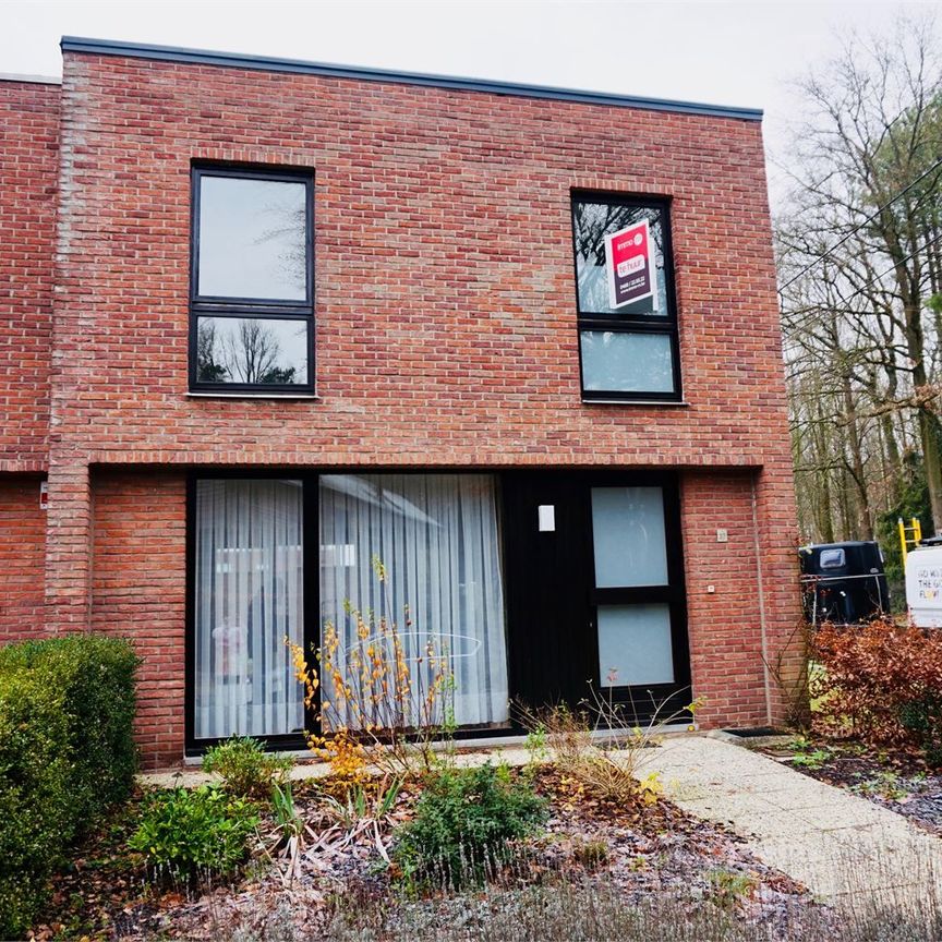 Volledig gerenoveerde half-open bebouwing met grote tuin, 3 slaapkamers en garage. - Photo 1