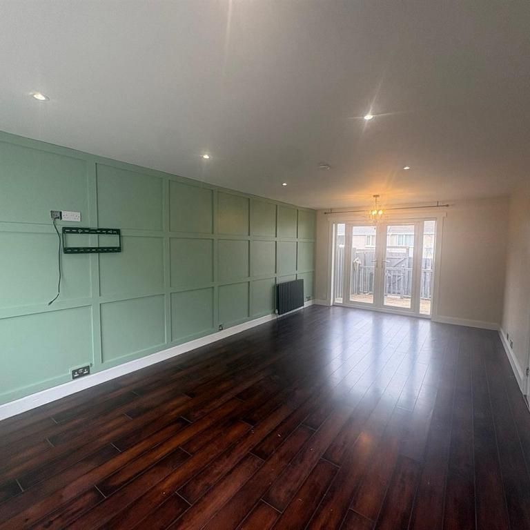 3 bedroom end of terrace house to rent - Photo 1