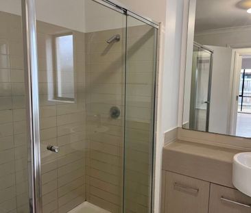 3-Bedroom Family Residence with Supereme Convenience - Photo 6