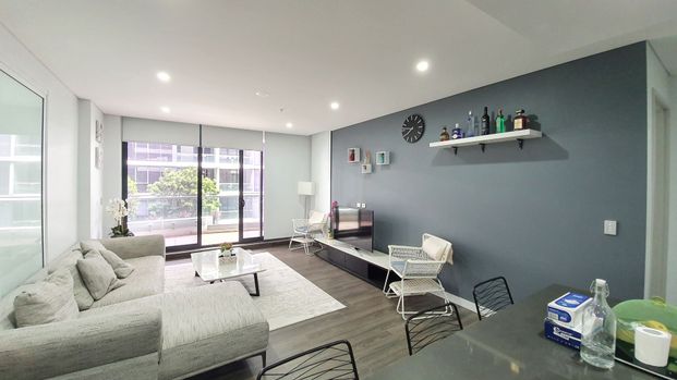 FURNISHED 3 BEDROOM APARTMENT WITH PARKING IN MASCOT CENTRAL - Photo 1