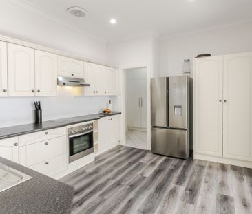 Three Bedroom Art Deco Modernised Home - Photo 6