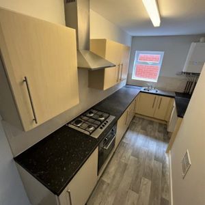 1 bed Flat - To Let - Photo 2