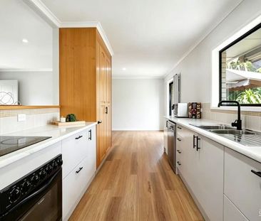 Low-set 4 bed house with breathtaking views on deck - Photo 3