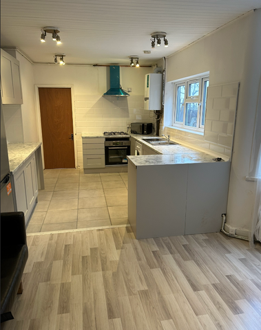 1 bedroom in a house share to rent - Photo 5