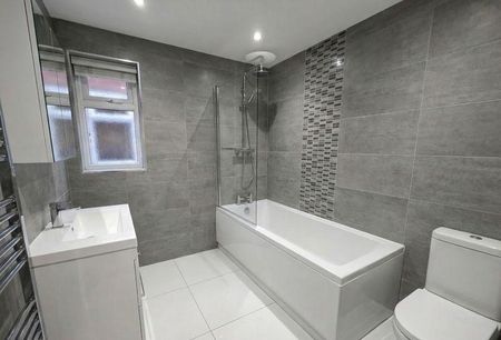 5 bedroom semi-detached house to rent - Photo 4