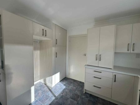 Sunny and spacious in Bradford! - Photo 2