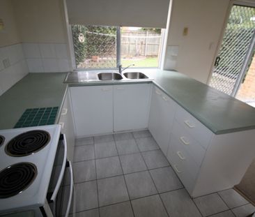 WELL PRESENTED 3 BEDROOM TOWNHOUSE ACROSS FROM THE POOL - Photo 6