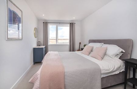 A superb 3 bedroom top floor apartment in the heart of the city centre with allocated parking space. A bright and contemporary property and an all round must to view! - Photo 3