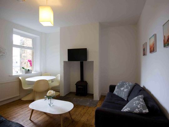 Lovely four bedroom home located right next to the town centre Room 4 - Photo 1