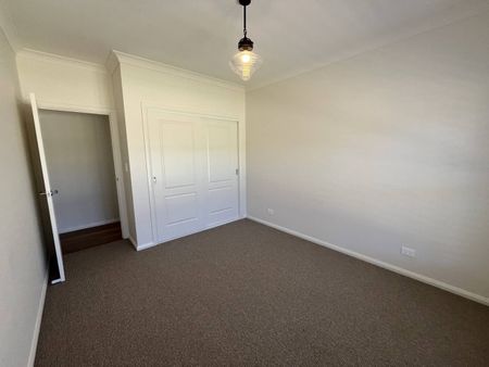 Executive 4 bedroom family home with rural views - Photo 4