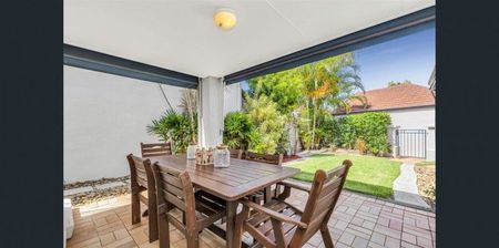 Resort-Style Living in heart of Bulimba - Photo 3