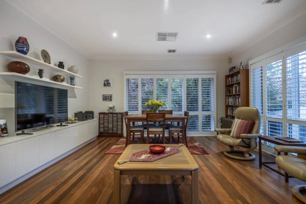 Charming Cottage Nestled Amid Tall Trees and Picturesque Gardens - Photo 1