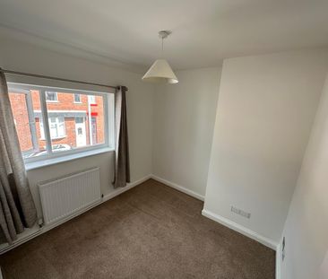 Superb 3 bedroomed terrace house to let with first floor bathroom, large lounge and kitchen diner with patio doors onto a large paved patio. - Photo 6