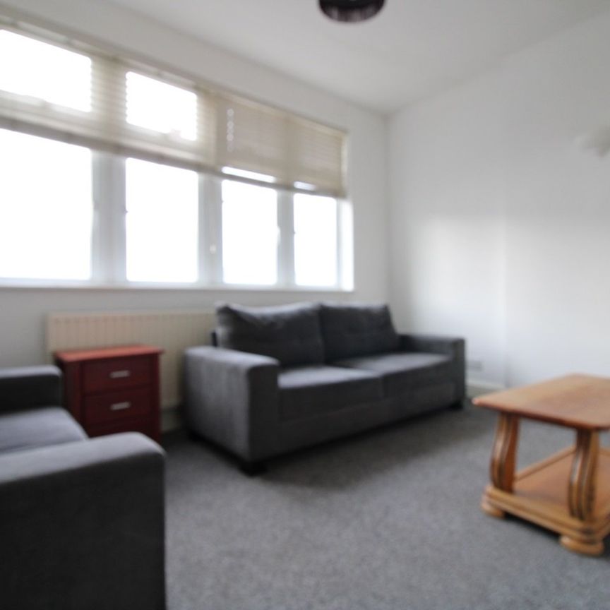 3 Bed Flat, Blakenham Road, SW17 - Photo 1