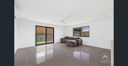 🏡 Freshly Updated 4-Bedroom Family Home in Pimpama - Photo 2