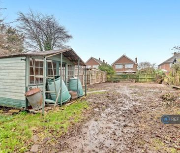 4 bedroom semi-detached house to rent - Photo 2