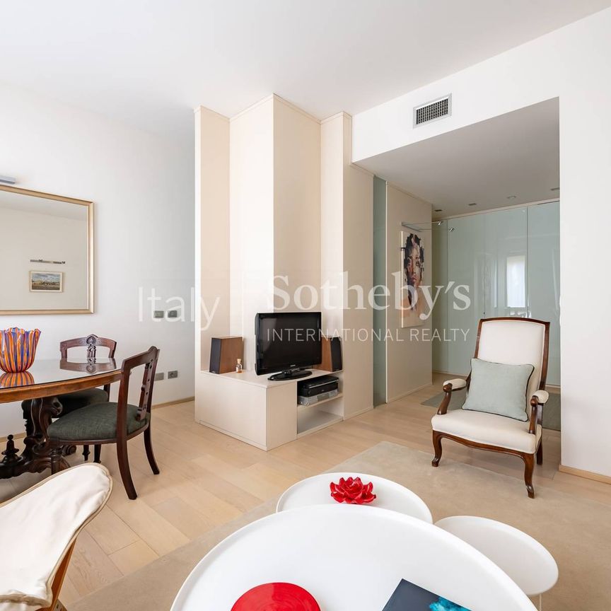 Prestigious apartment in the Quadrilatero della Moda - Photo 1