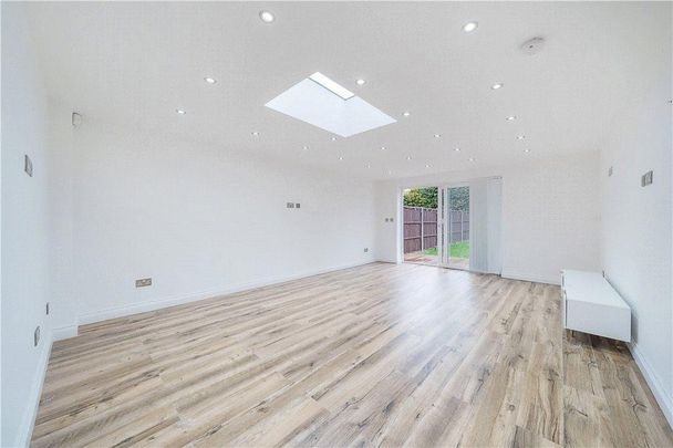 5 bedroom bungalow to rent - Photo 1