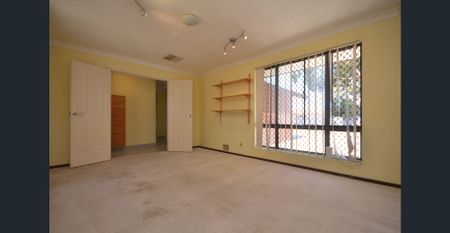 Rear House Close to Curtin Uni - Photo 2