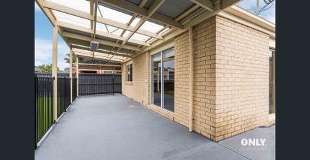 Stunning Family Home in a Prestigious Lyndhurst Location! - Photo 2